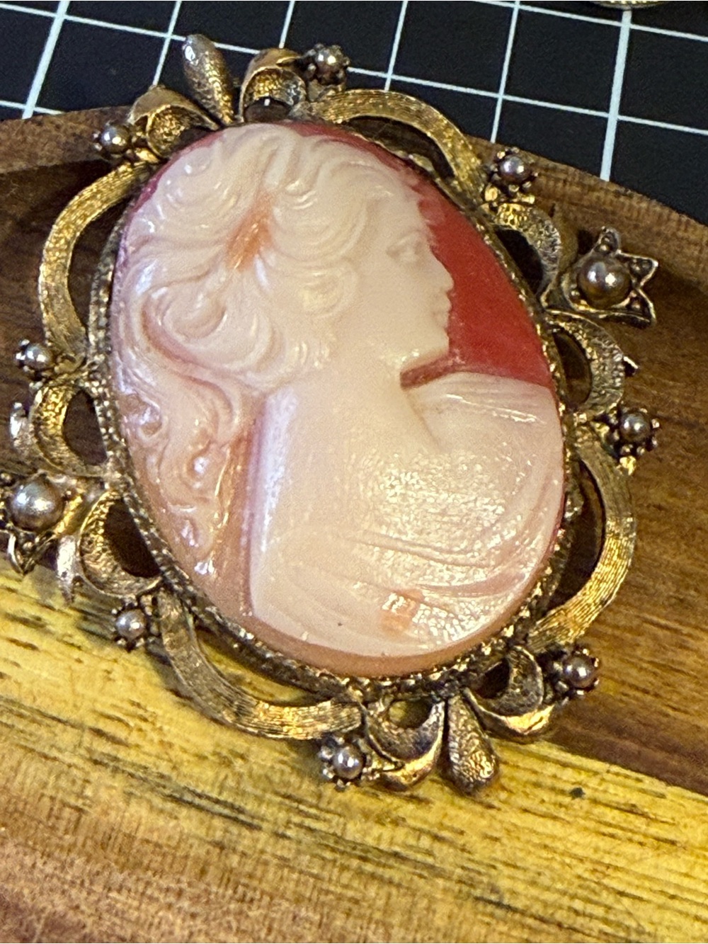 Vintage-Style Pink Cameo Brooch - Picture 4 of 10